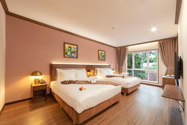 Phòng nghỉ sang trọng của Khách sạn Marigold Đà Lạt với view đường phố