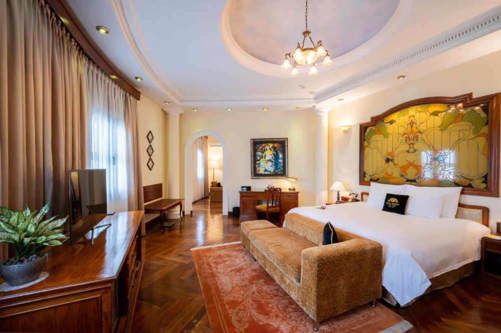Phòng nghỉ sang trọng đầy đủ tiện nghi tại Majestic Sài Gòn, mang lại trải nghiệm đẳng cấp cho du khách tại khách sạn 5 sao ở Sài Gòn.