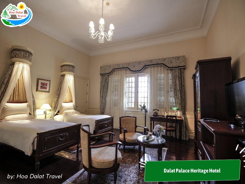 Phòng nghỉ sang trọng khách sạn Dalat Palace Heritage với sàn gỗ hiện đại, được trang bị tiện nghi 5 sao, mang lại trải nghiệm đẳng cấp và lịch sử cho du khách tại khách sạn Đà Lạt 5 sao