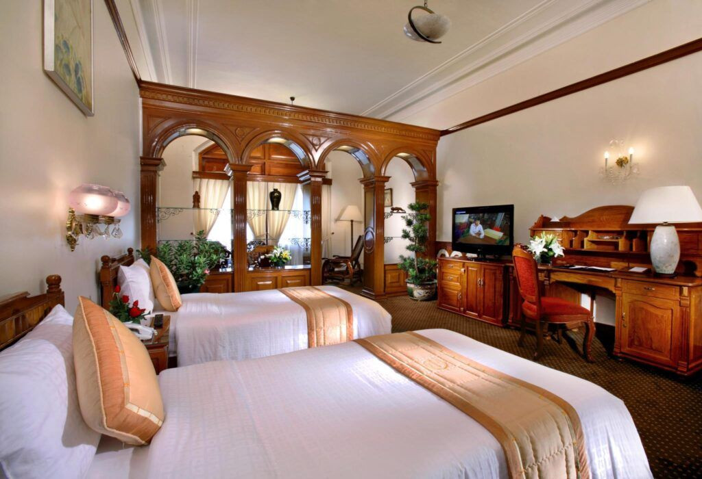 Phòng nghỉ sang trọng với nội thất và kiến trúc cổ điển tại Continental Saigon, mang đến trải nghiệm ấm cúng tại khách sạn 5 sao ở Sài Gòn.