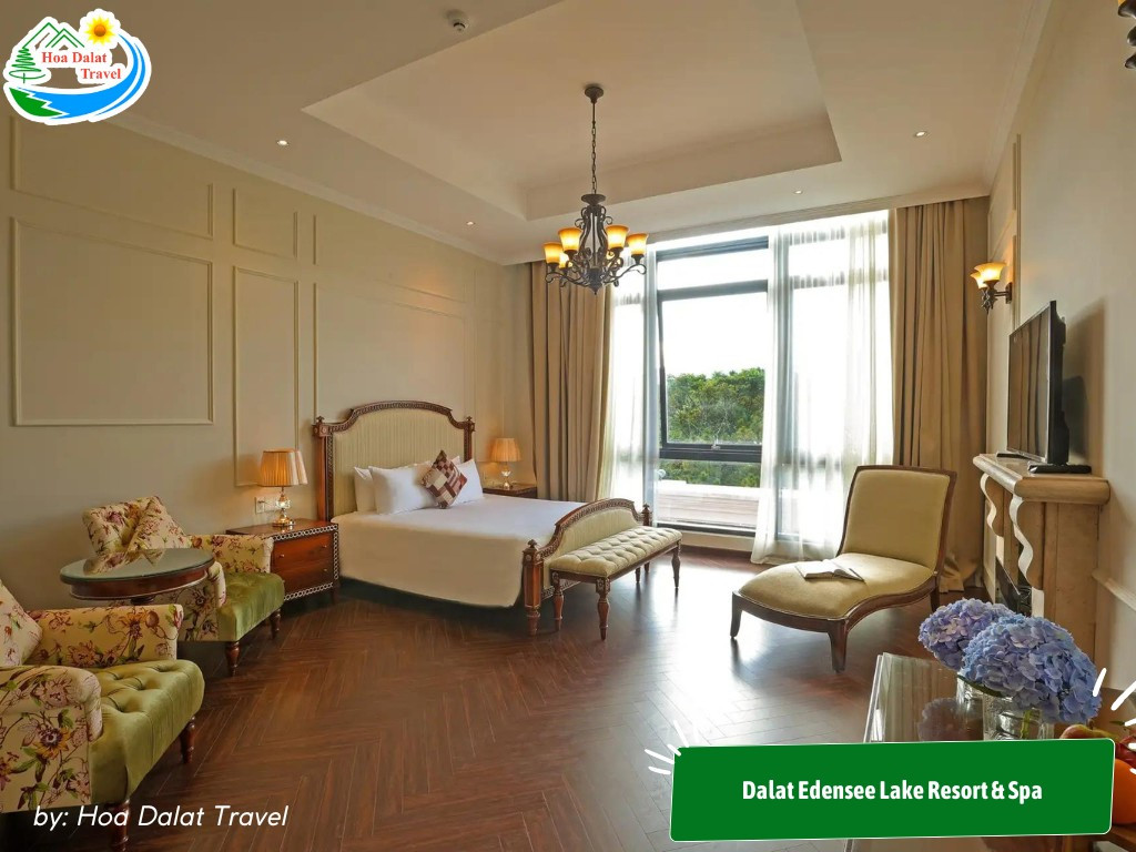Phòng nghỉ tại Dalat Edensee Lake Resort &amp; Spa rộng rãi với ban công riêng, tầm nhìn ra hồ Tuyền Lâm, trang bị ghế bành thoải mái, mang đến trải nghiệm khách sạn 5 sao Đà Lạt gần gũi thiên nhiên