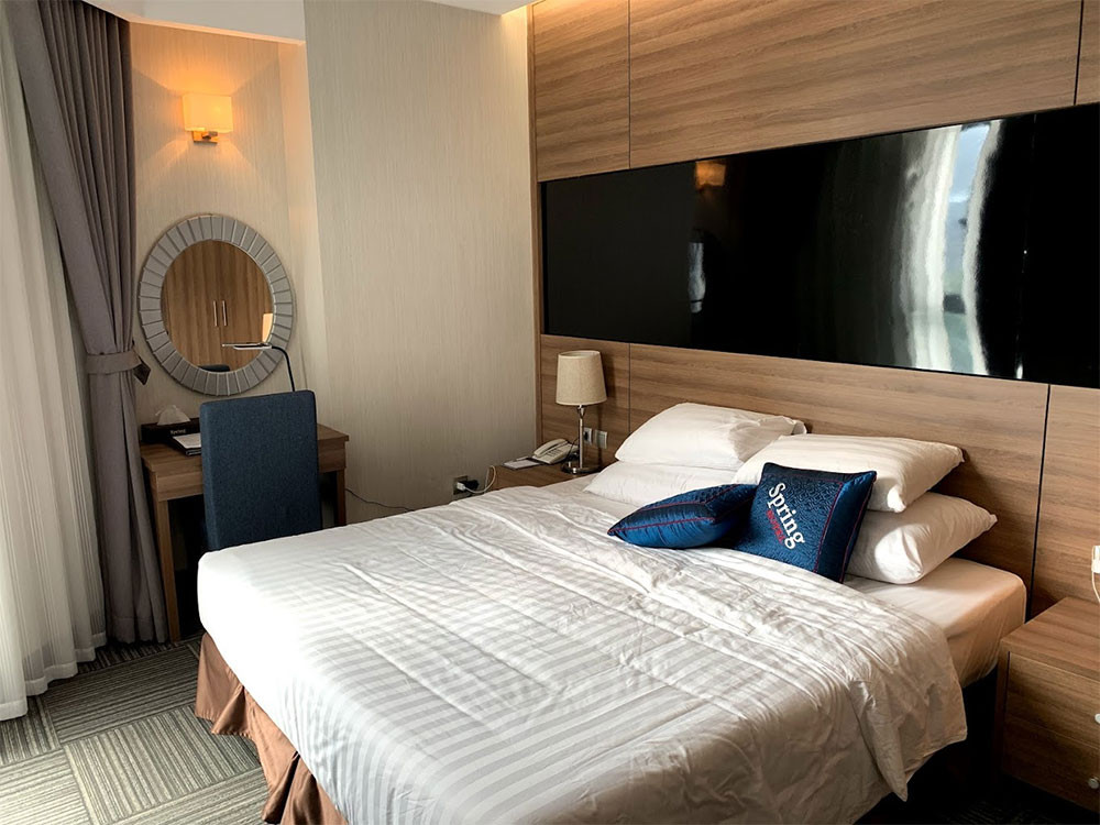 Phòng nghỉ tại khách sạn Spring House với nội thất mây tre đan, tông màu ấm áp và trang trí truyền thống, tạo cảm giác gần gũi và thư thái cho du khách tại khách sạn 3 sao quận 1 Spring House