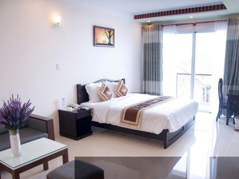 Phòng nghỉ tại Ozon Hotel ngập tràn ánh nắng, một ví dụ về không gian thư thái của khách sạn 3 sao Cà Mau