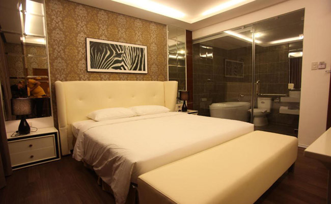 Phòng nghỉ tiện nghi tại AHA Friday Royal Hotel, một lựa chọn phổ biến trong các khách sạn đường Sư Vạn Hạnh quận 10