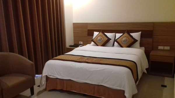 Phòng ngủ 1 giường đôi tiện nghi tại khách sạn ở Hồ Núi Cốc Thái Nguyên Plaza, mang đến không gian nghỉ ngơi thoải mái.