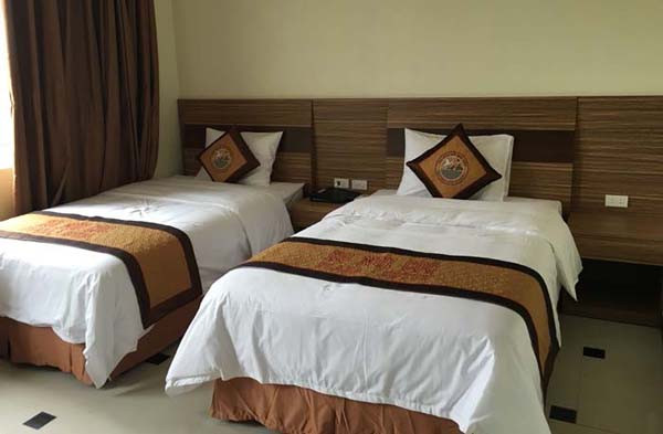 Phòng ngủ 2 giường đơn rộng rãi của khách sạn Hồ Núi Cốc Plaza, lý tưởng cho gia đình hoặc nhóm bạn tại khách sạn ở Hồ Núi Cốc Thái Nguyên.