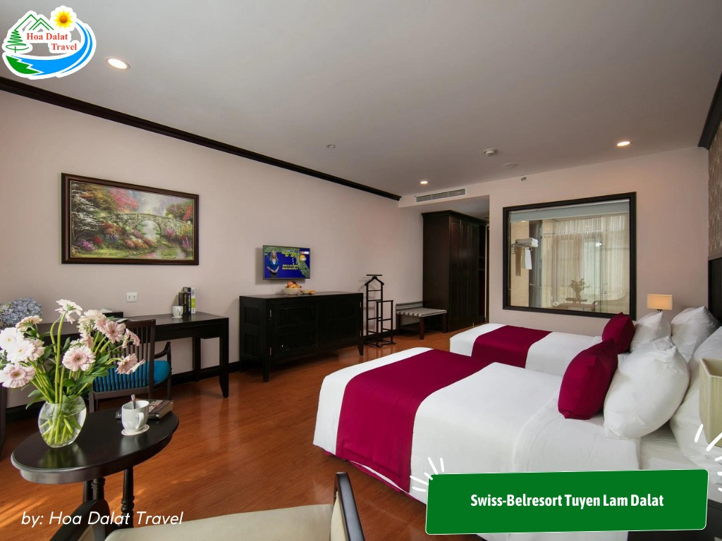 Phòng ngủ có tầm nhìn ra núi tại Swiss-Belresort trang bị đầy đủ tiện nghi cao cấp