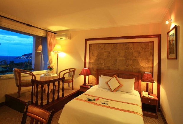 Phòng ngủ có tầm nhìn tuyệt đẹp ra biển tại Khách sạn Palace Vũng Tàu