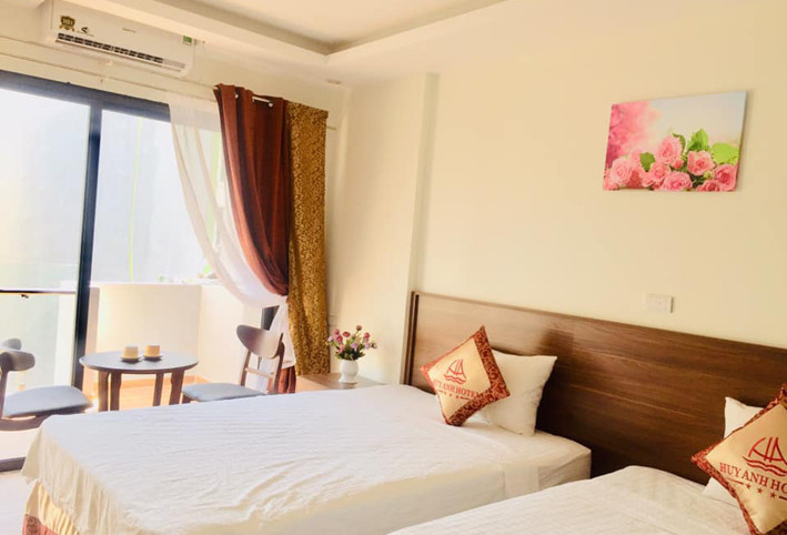 Phòng ngủ đôi rộng rãi tại Khách sạn Huy Anh Sầm Sơn với nội thất sang trọng, hướng biển