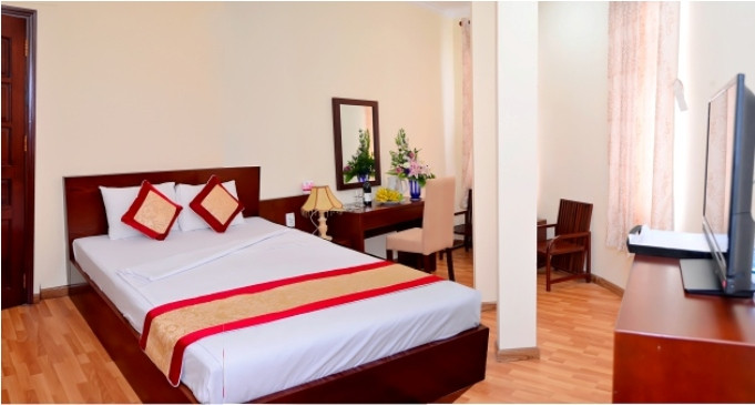 Phòng ngủ đôi tiêu chuẩn tại Khách sạn Á Châu Cần Thơ với nội thất đơn giản và gọn gàng