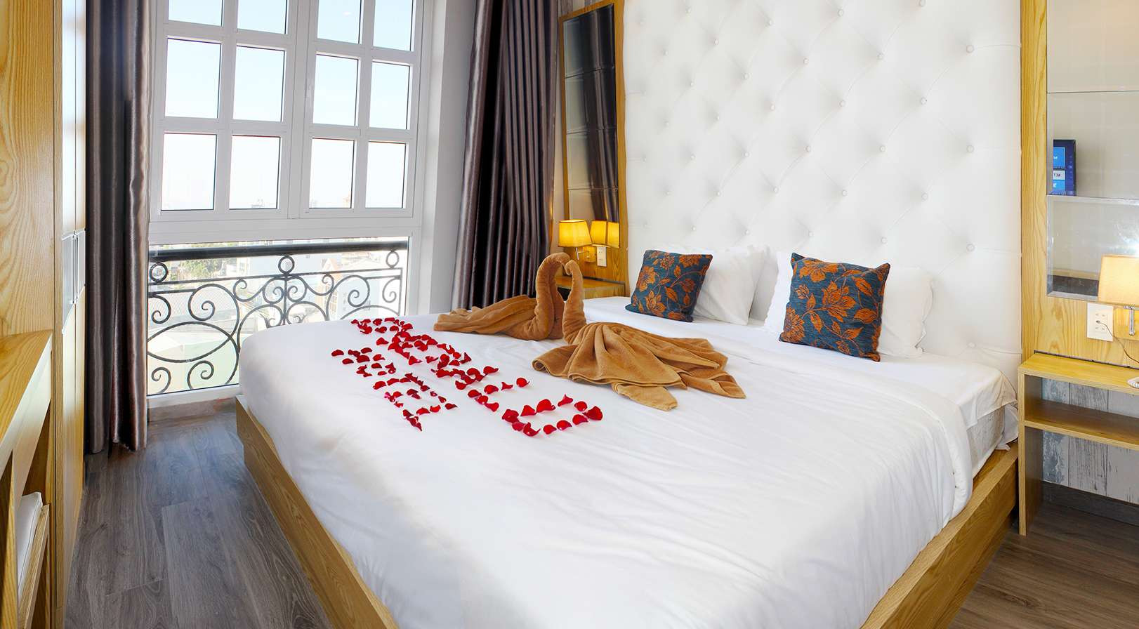 Phòng ngủ được bày biện đẹp mắt tại Emerald Ocean Hotel, một khách sạn gần bãi biển Đồi Dương với phong cách hiện đại.