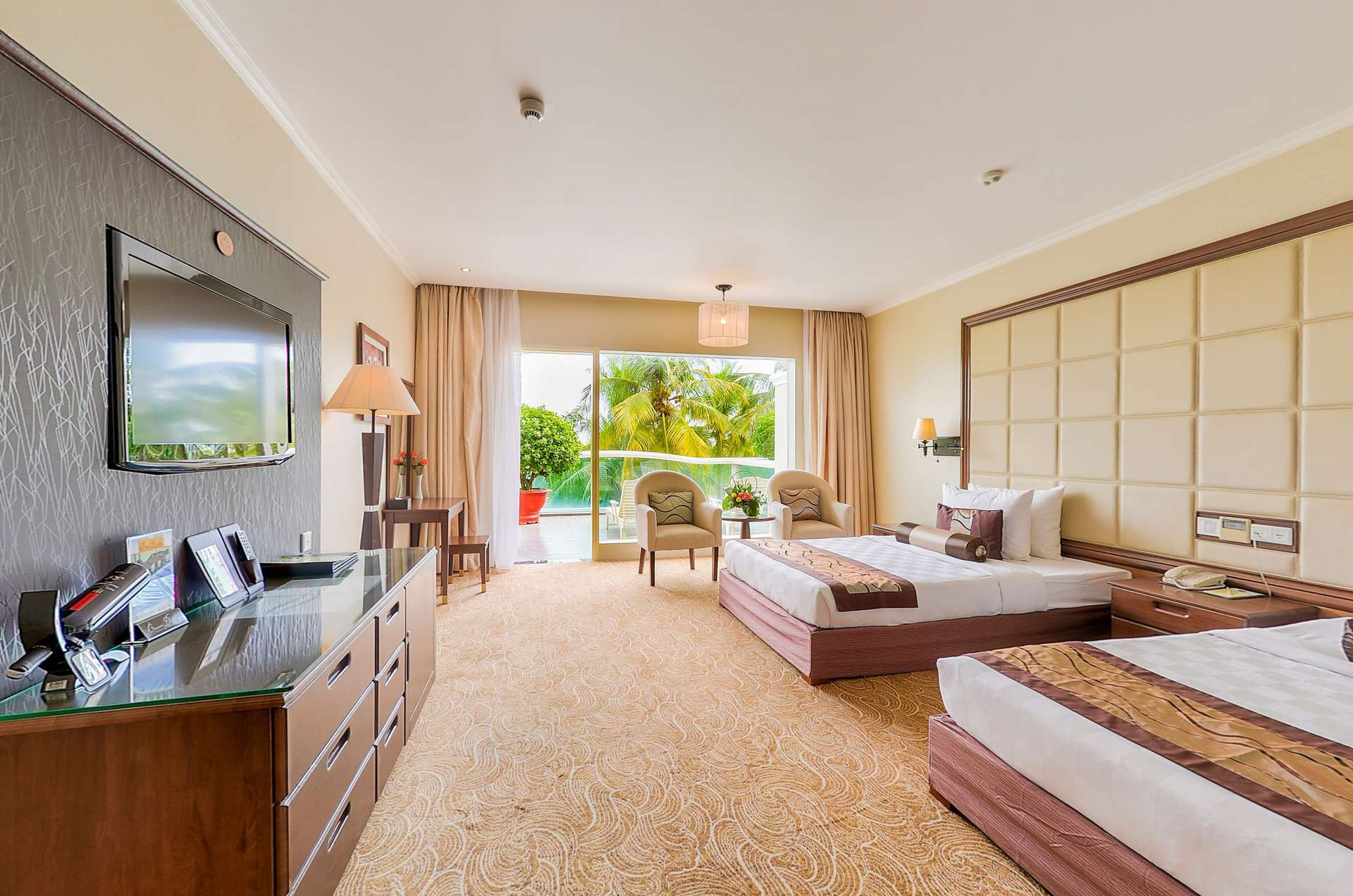 Phòng ngủ được thiết kế theo phong cách Châu Âu của Sea Links Beach Resort & Golf, khách sạn gần bãi biển Đồi Dương.