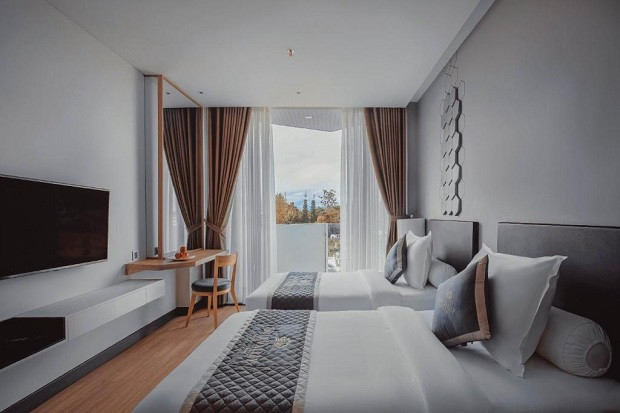 Phòng ngủ hiện đại với tông màu trắng - xám độc đáo tại Golf Valley Hotel Đà Lạt