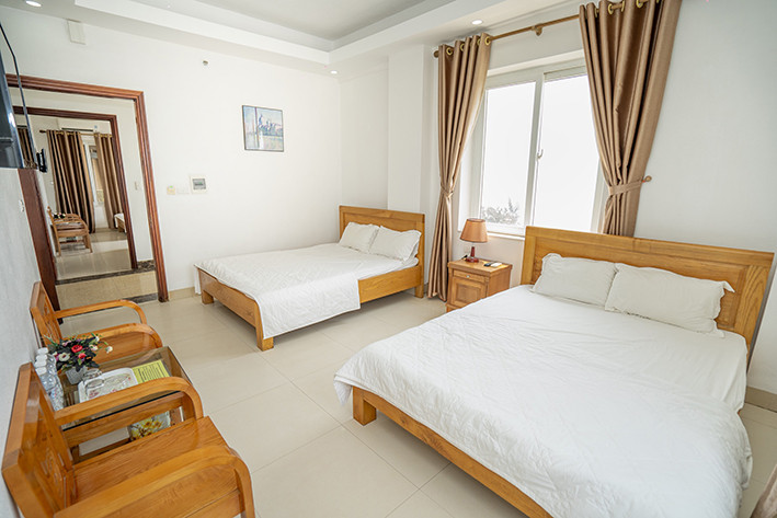 Phòng ngủ khách sạn Cát Đại Lợi 2 Sầm Sơn Thanh Hóa với rèm cửa và ánh sáng tự nhiên
