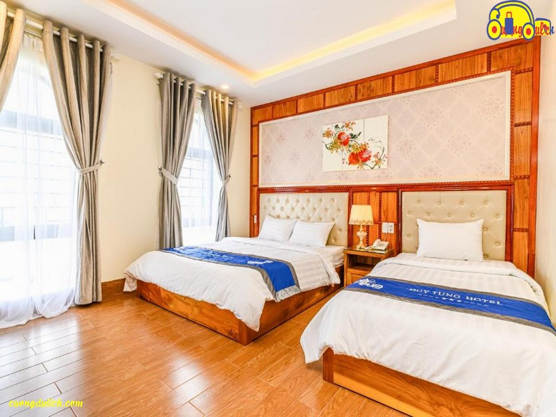 Phòng ngủ Khách sạn Duy Tùng Đà Nẵng với không gian sạch sẽ, nội thất gỗ sáng màu