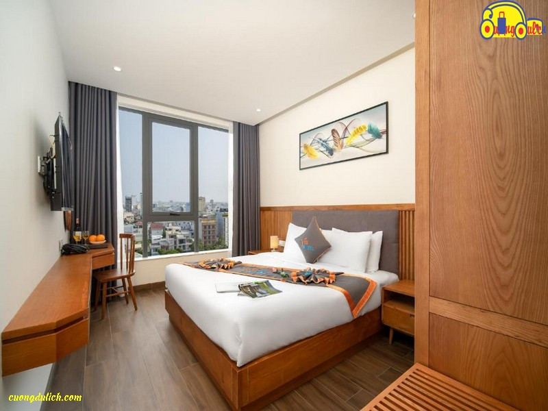 Phòng ngủ Khách sạn Yes Hotel Đà Nẵng với nội thất gỗ sáng màu và cửa sổ lớn