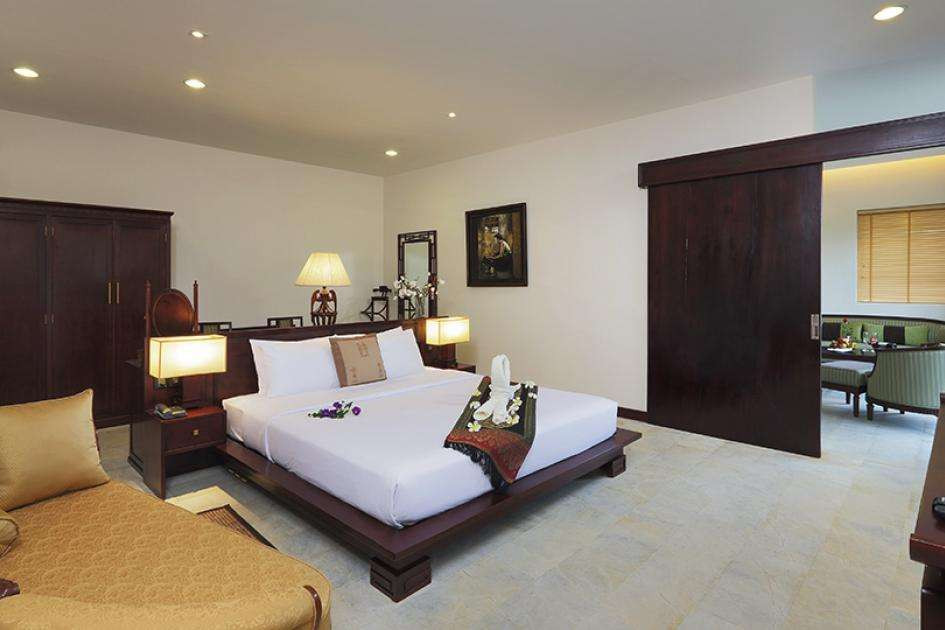Phòng ngủ rộng rãi và sang trọng tại Takalau Residences and Resort, một khách sạn gần bãi biển Đồi Dương lý tưởng cho không gian yên bình.