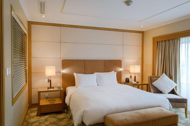 Phòng ngủ sang trọng với các nội thất hiện đại tại Hilton Garden Inn