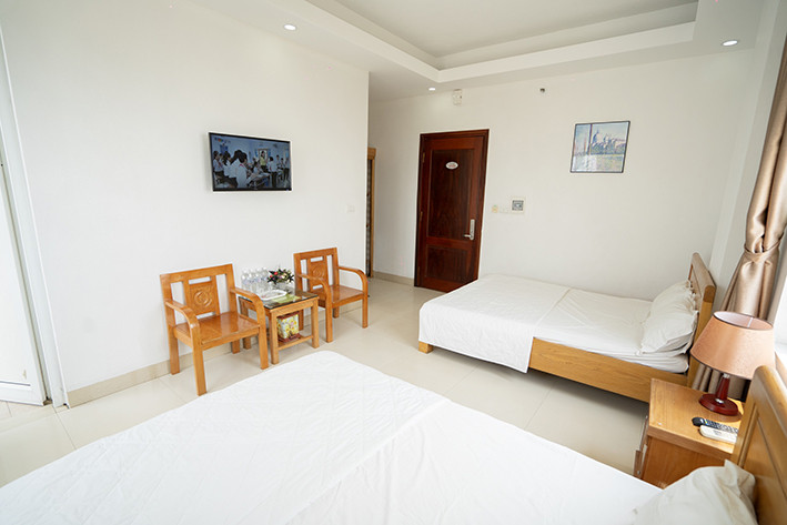 Phòng ngủ tại Khách sạn Cát Đại Lợi 2 Sầm Sơn Thanh Hóa với giường đôi và nội thất cơ bản
