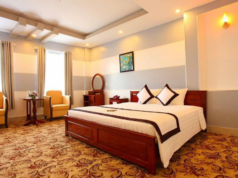 Phòng ngủ tại Khách sạn Long Tỷ với nội thất trang nhã, thể hiện phong cách của khách sạn 3 sao Cà Mau