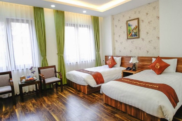 Phòng ngủ tại Sammy Luxury Hà Nội - khách sạn gần sân bay Nội Bài được bố trí 2 giường đơn rộng rãi, mang lại sự thoải mái tối đa