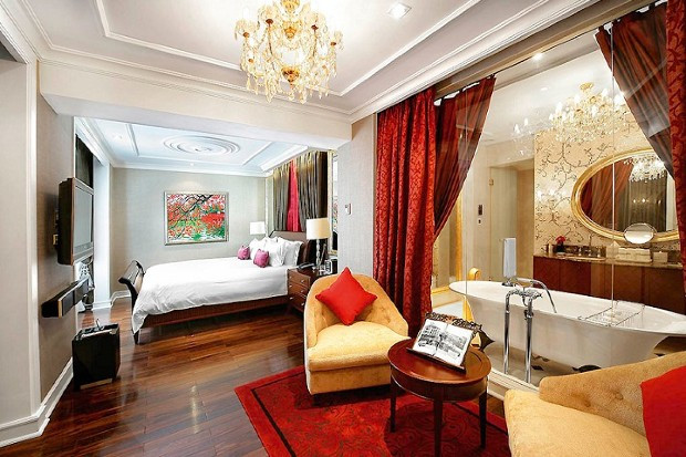 Phòng ngủ tại Sofitel Legend Metropole Hanoi kết hợp hoàn hảo giữa nét cổ điển và tiện nghi hiện đại.