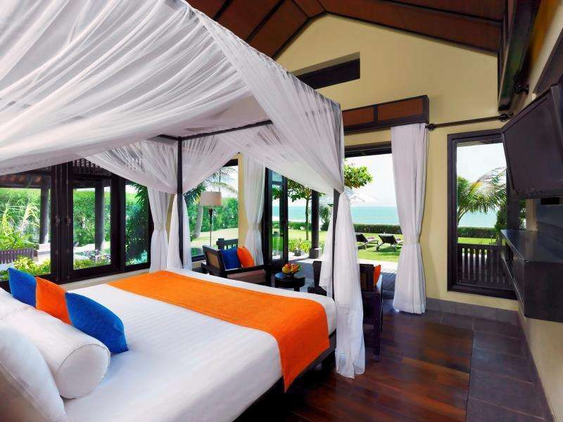 Phòng ngủ thoáng mát và nằm sát bờ biển của Anantara Mui Ne Resort, một khách sạn gần bãi biển Đồi Dương sang trọng.