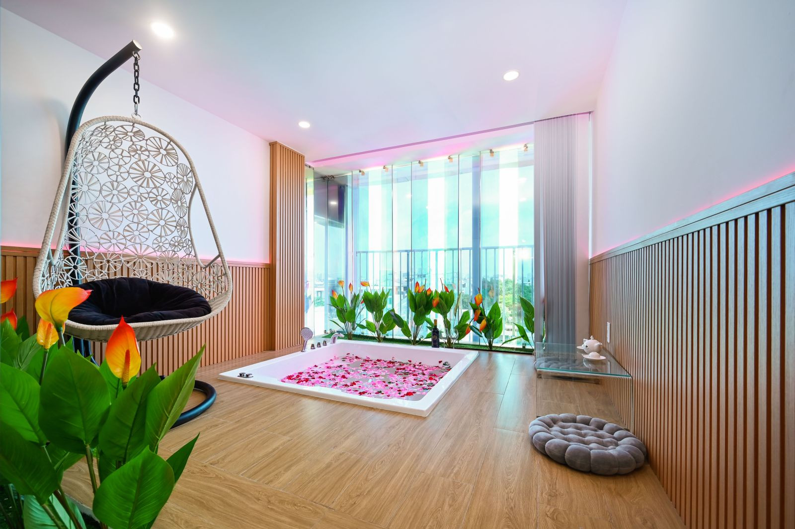 Phòng ngủ tiện nghi với nội thất ấm cúng, một lựa chọn khách sạn giá rẻ lý tưởng tại Tân Bình.