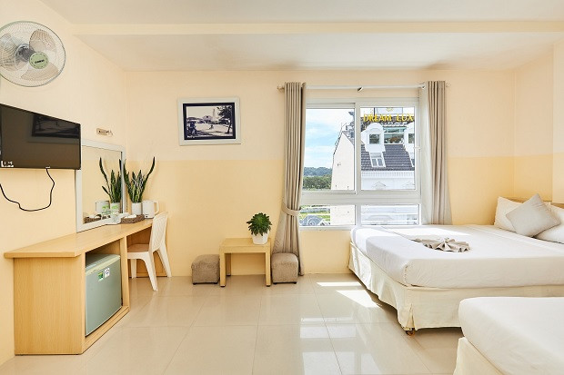 Phòng ngủ tông trắng tinh tế tại Khách sạn Ngọc Nguyên Anh Đà Lạt