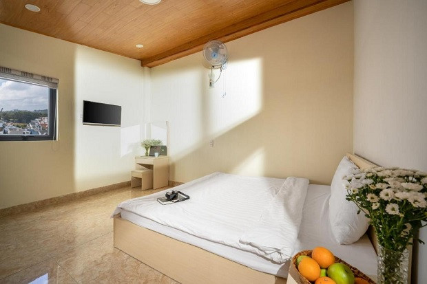 Phòng ngủ tràn ngập ánh nắng tự nhiên tại An Boutique Hotel trên đường Bùi Thị Xuân