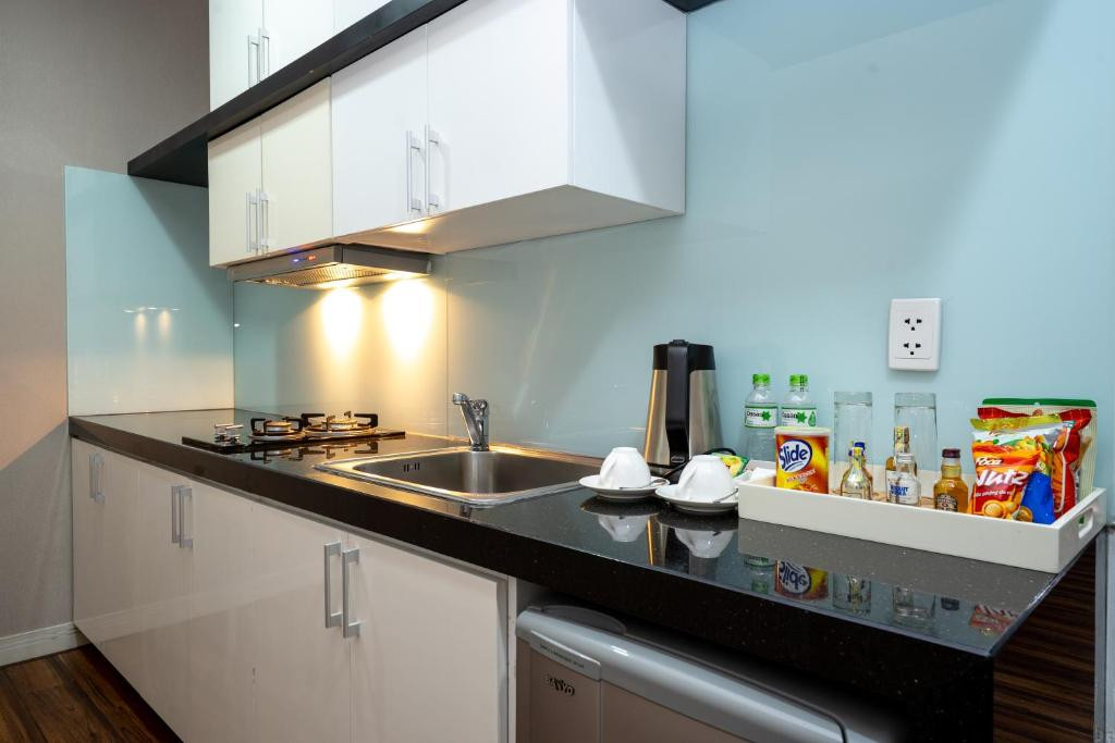 Phòng ngủ và không gian làm việc của Premier Suite tại Khách sạn Becamex Thành phố Mới Bình Dương