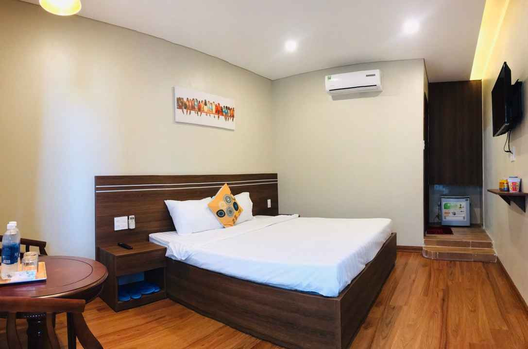 Phòng ngủ với ban công tại Khách Sạn Quán Quân trên đường Nguyễn Hữu Thọ