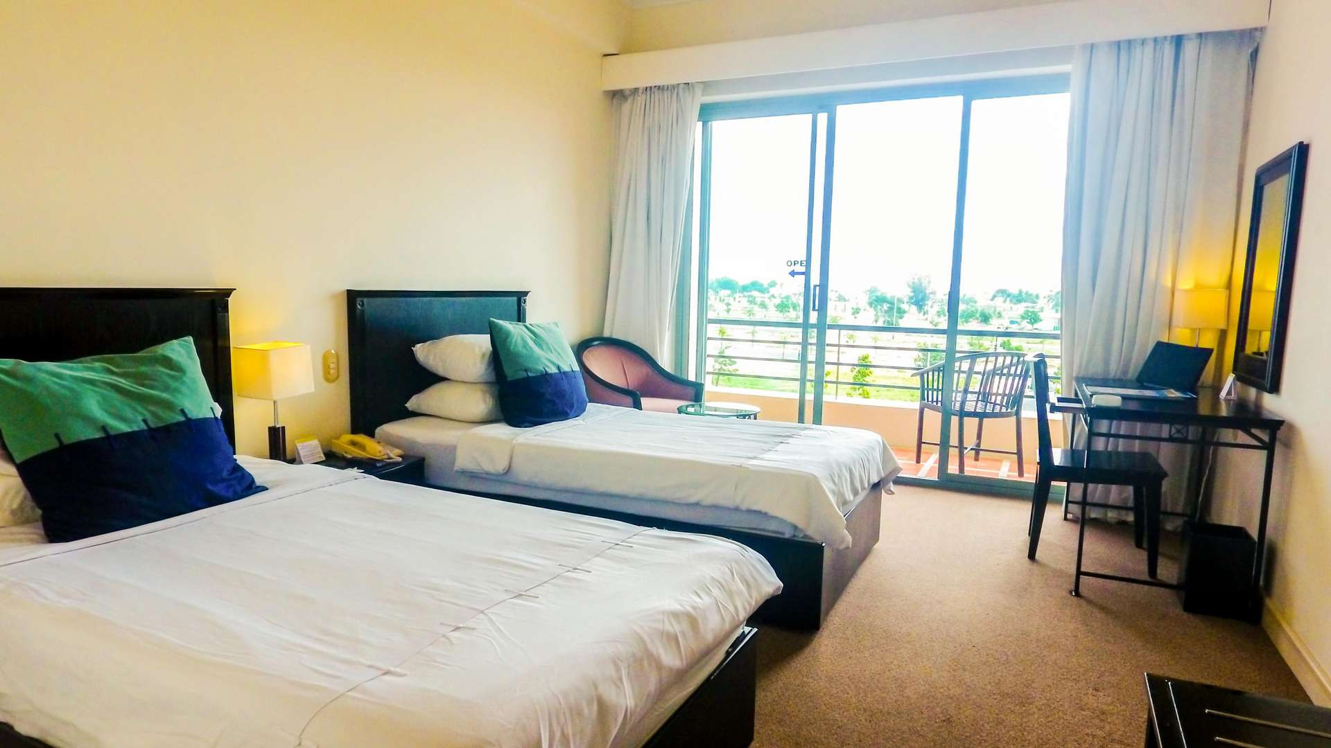 Phòng ngủ với hai giường đơn rộng rãi, gọn gàng của Phan Thiet Ocean Dunes Resort, một lựa chọn khách sạn gần bãi biển Đồi Dương phù hợp gia đình.