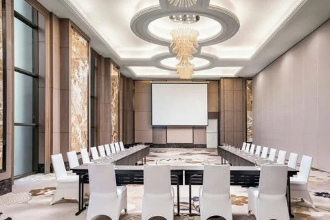 Phòng ngủ với view đẹp và cửa sổ lớn tại Sheraton Cần Thơ