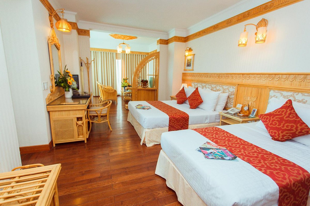 Phòng One Bedroom Apartment với nội thất mây tre đan và tầm nhìn thành phố tại Khách sạn Senriver Hotel Đà Nẵng