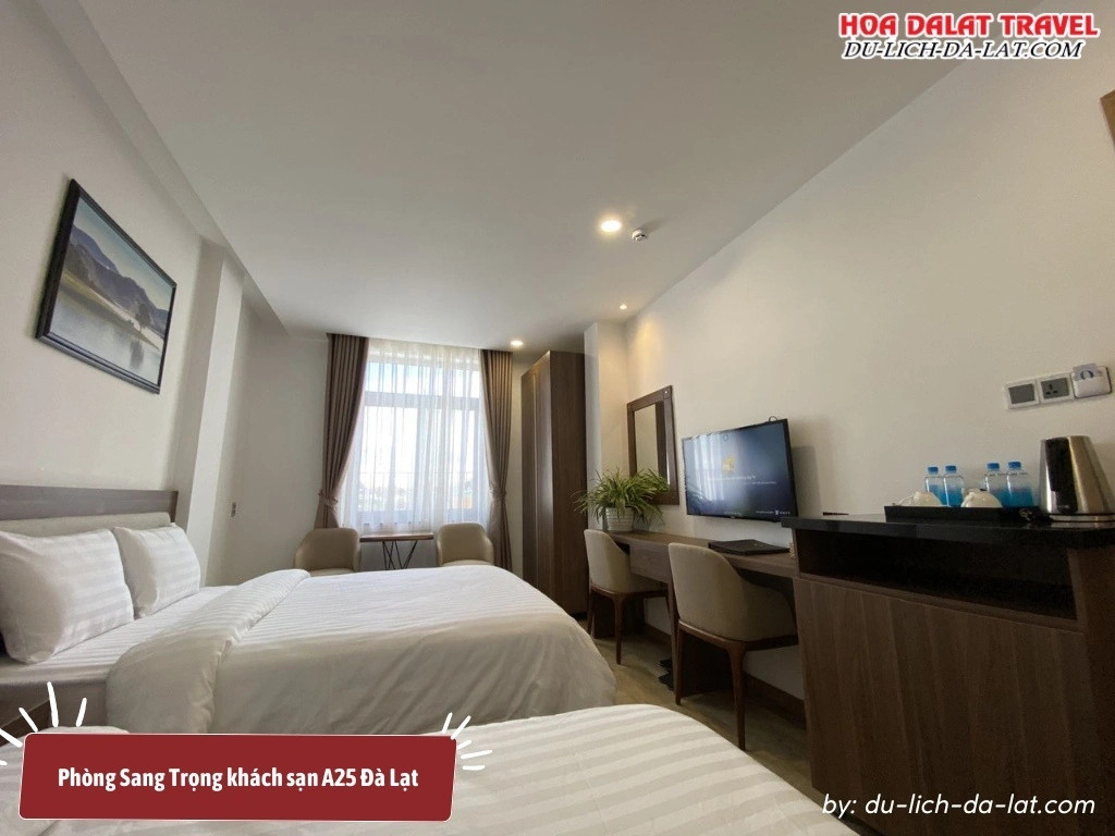 Phòng Sang Trọng tại khách sạn A25 Đà Lạt rộng 21m2, có 1 giường đôi, thiết kế sang trọng và trang thiết bị hiện đại
