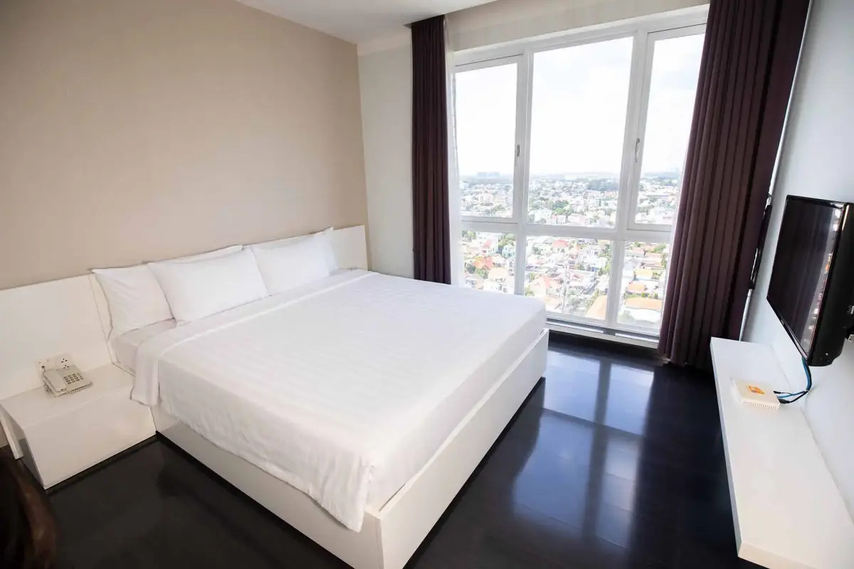 Phòng Standard Suite rộng rãi, tiện nghi tại Becamex Hotel Thủ Dầu Một
