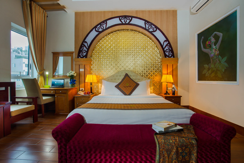 Phòng Suite sang trọng tại Vọng Xưa Hotel, khách sạn gần Đại học Kinh tế Quốc dân, mang đến trải nghiệm nghỉ dưỡng cao cấp.