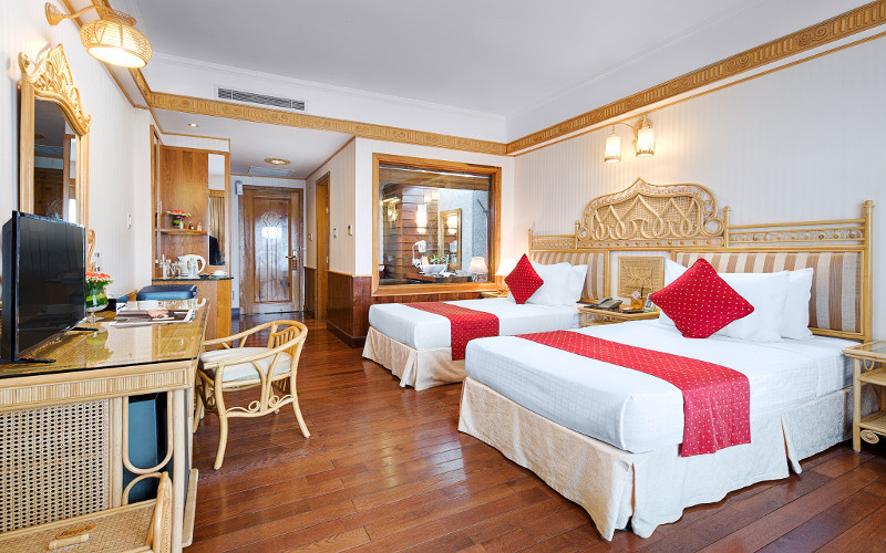 Phòng Superior Twin tiện nghi với cửa sổ lớn hướng sông tại Khách sạn Senriver Hotel Đà Nẵng
