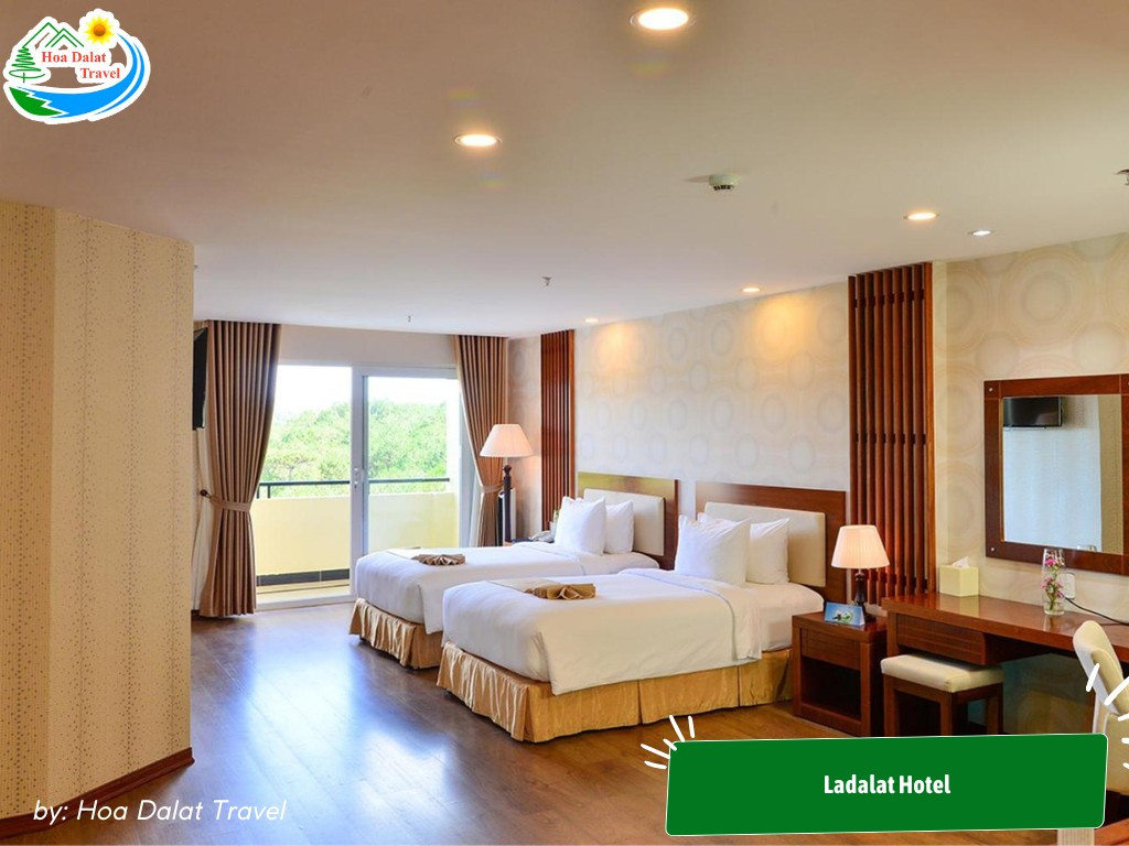 Phòng tại Ladalat Hotel trang bị nội thất cao cấp, với giường thoải mái, khu vực ghế ngồi thoải mái, và ban công riêng, mang đến không gian nghỉ dưỡng tiện nghi tại khách sạn 5 sao Đà Lạt này