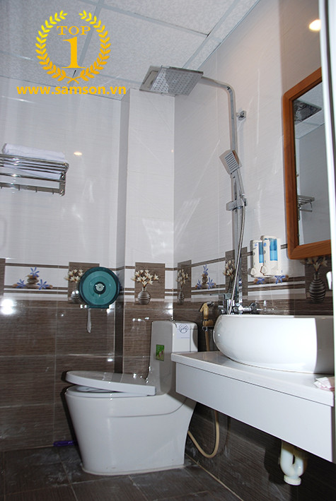Phòng tắm hiện đại và sạch sẽ tại Khách sạn Hải Lý Sầm Sơn, với đầy đủ tiện nghi thiết yếu