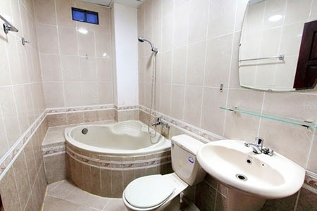 Phòng tắm kín đáo trong phòng khách thuê tại khách sạn Vũng Tàu, đảm bảo quyền riêng tư