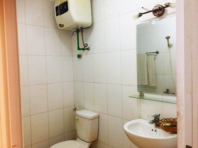Phòng tắm rộng rãi và sạch sẽ tại Khách sạn công đoàn nam định, trang bị đầy đủ tiện nghi