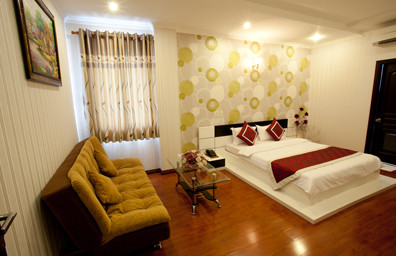 Phòng V.I.P 2 tại Khách sạn Linh Phương Cần Thơ với giường lớn và không gian rộng rãi