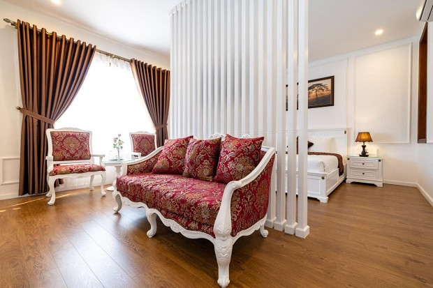Phòng VIP sang trọng với khu vực tiếp khách riêng tại Khách sạn Mai Vàng 2