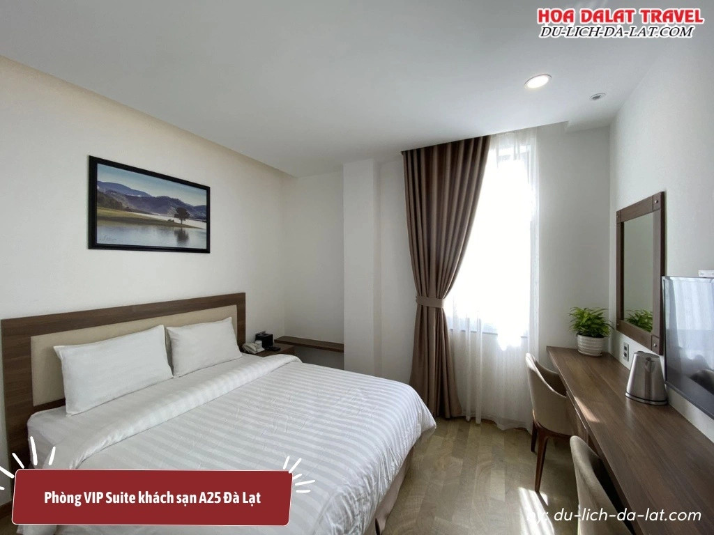 Phòng VIP Suite tại Khách sạn A25 Đà Lạt có diện tích khoảng 27m2, trang bị một giường đôi cỡ lớn, tiện nghi