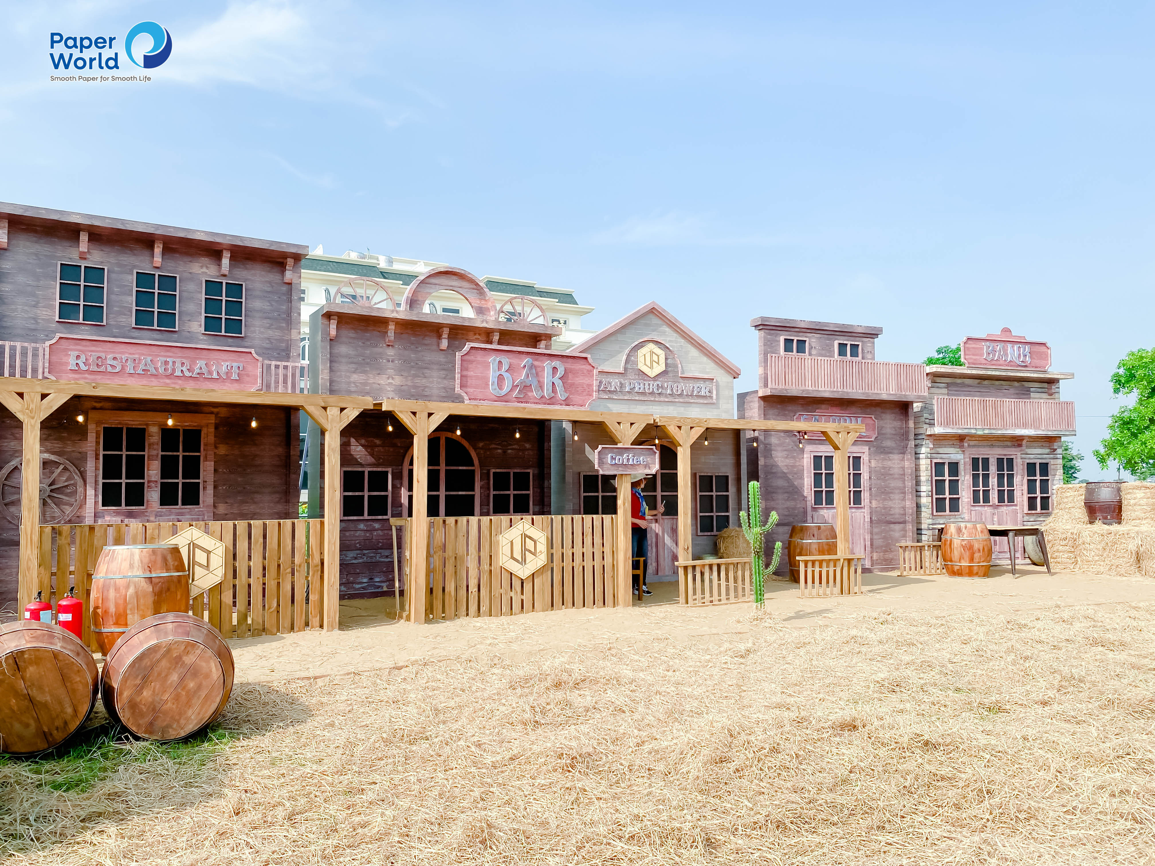 Photobooth độc đáo với phong cách Cowboy Viễn Tây giữa vườn hoa hướng dương tại Thủ Đức, mang đến trải nghiệm chụp ảnh mới lạ và đầy cá tính cho du khách.