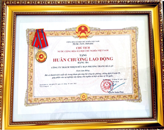 CÃ´ng ty TNHH PhÆ°Æ¡ng Trang ÄÃ  Láº¡t Ä‘Æ°á»£c táº·ng thÆ°á»Ÿng HuÃ¢n chÆ°Æ¡ng Lao Ä‘á»™ng háº¡ng Ba - áº¢nh 1.