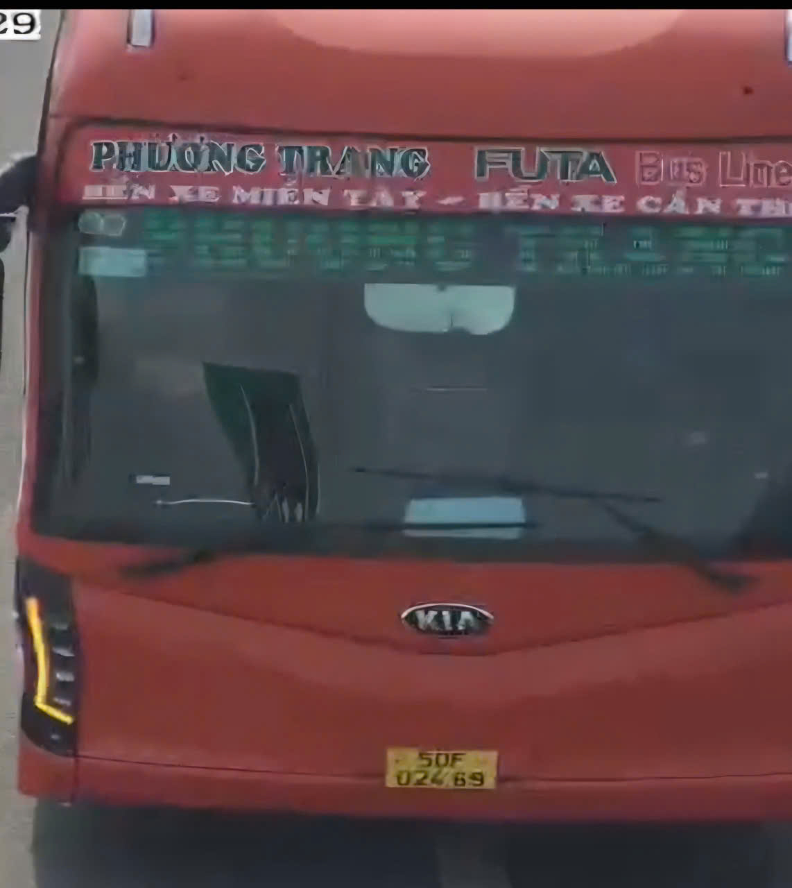 Xe khách Phương Trang lùi trên cao tốc vi phạm luật giao thông