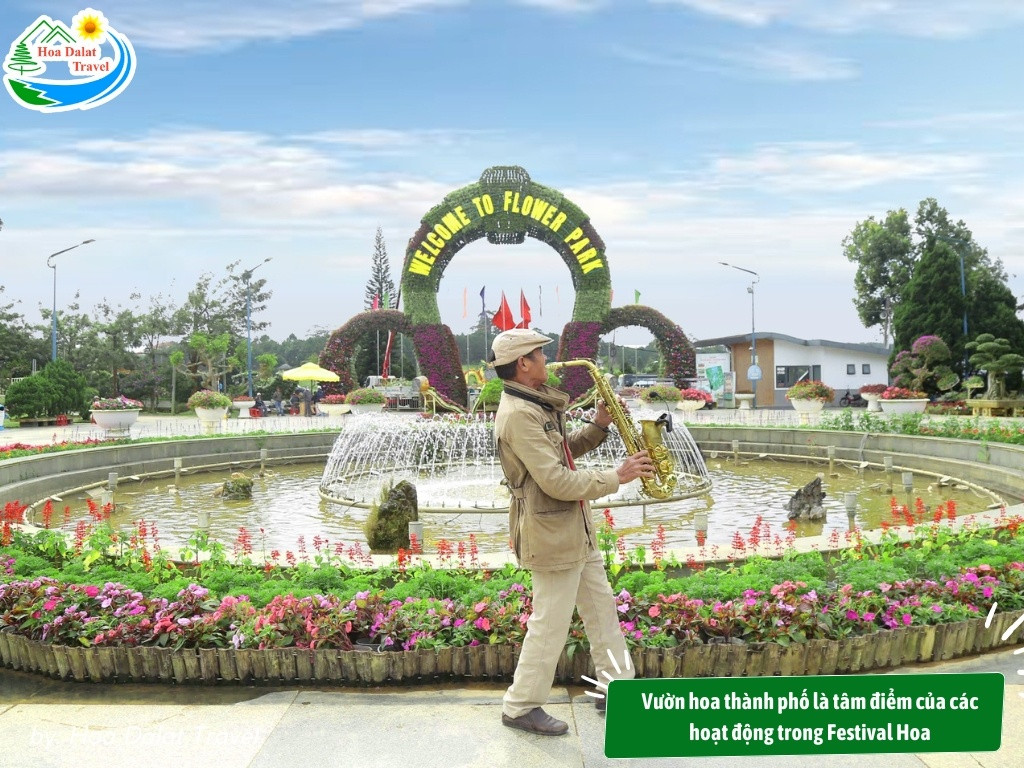 Quang cảnh nhộn nhịp tại Vườn hoa thành phố Đà Lạt trong dịp Festival Hoa, thu hút đông đảo du khách chiêm ngưỡng
